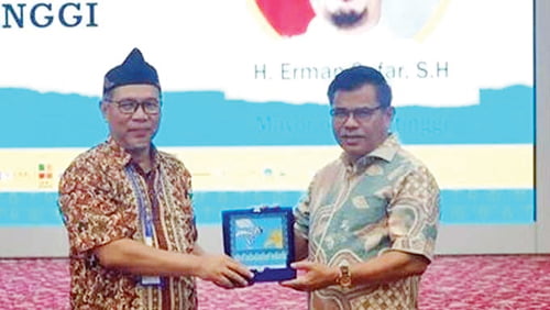 Dihadiri Perwakilan 9 Negara, Pemko Bukittinggi Sambut Peserta Kongres ICSEI 2023 1 SAMBUT— Sekdako Bukittinggi Martias Wanto menyambut peserta Kongres ICSEI 2023, Minggu (1/10) di Balairung Rumah Dinas Wako.