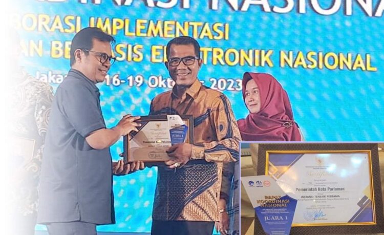 PENGHARGAAN—Wakil Mentri Kominfo serahkan penghargaan pada Sekretaris Dinas Kominfo Riki Faletino.