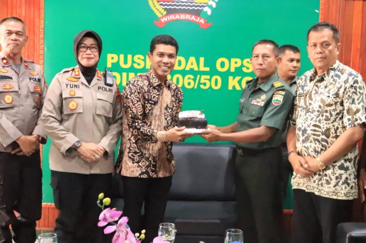 KEJUTAN HUT— Dafrul Fasi memberikan kejutan dan menyerahkan kue HUT ke-78 TNI bersama Polres Payakumbuh.