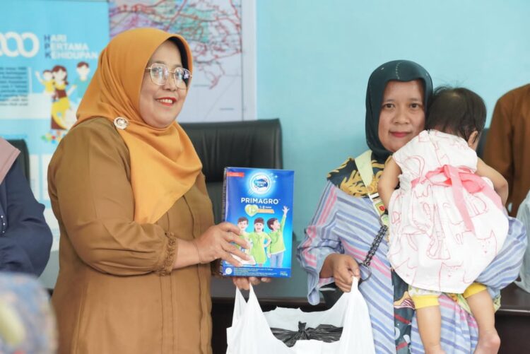 Anak Berisiko Stunting dan Ibu Hamil Terima Bantuan 1 BANTUAN— Dinas Sosisal Pengendalian Penduduk, Keluarga Berencana, Pemberdayaan Perempuan dan Perlindungan Anak (DSPPKBPPPA) salurkan bantuan kepada 70 anak usia di bawah dua tahun (baduta) berisiko stunting dan 10 ibu hamil se-Padang Panjang, Senin (30/10).