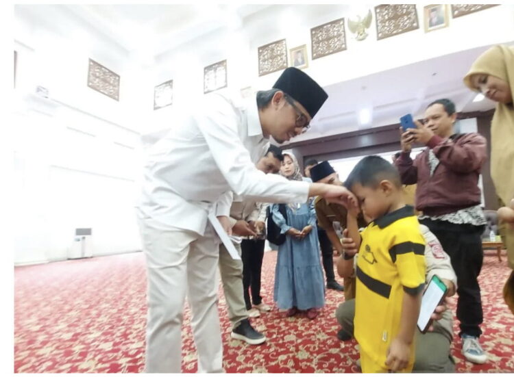 Evaluasi Kinerja, Wako Minta Kader PSM tidak Salah Sasaran Bantu Warga 1 Jangan salah sasaran— Terlihat Wali Kota Bukittinggi, Erman Safar, saat memberikan bantuan sosial kepada warga. Wako berharap saat memberikan arahan dan evaluasi kinerja PSM sekaligus meminta bantuan sosial tidak salah sasaran ketika diberikan..