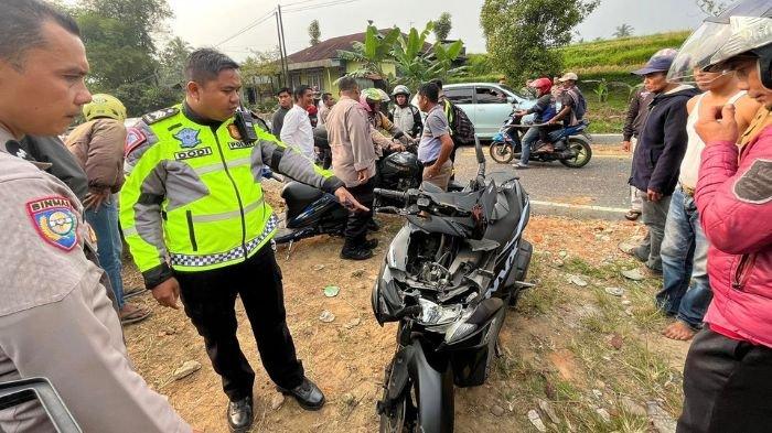 Adu Kambing Yamaha Aerox dan Truk Boks Tewaskan 1 Orang, Boncengan Luka-luka 1 KECELAKAAN MAUT—
Polisi melakukan olah TKP kecelakaan Yamaha Aerox dengan truk boks yang menewaskan satu orang dan satu lagi luka-luka.
