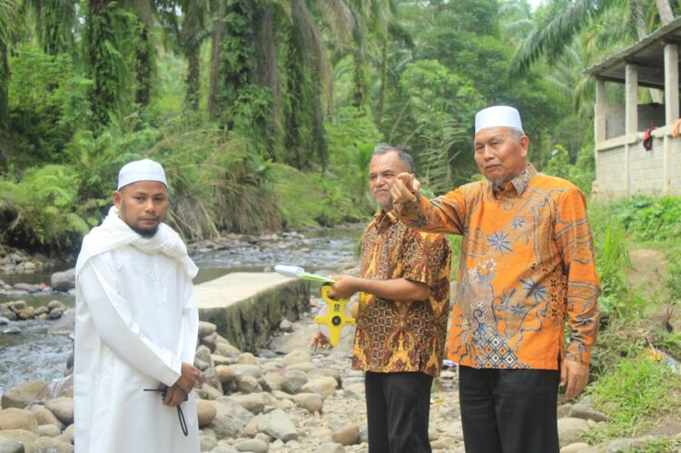 RAWAN LONGSOR— Bupati Pasaman Barat Hamsuardi didampingi perwakilan Dinas PUPR Kabupaten Pasaman Barat Azwir, Yusrizal Bela, Amar Makruf saat berada di lokasi rawan longsor dan banjir di Kecamatan Kinali.