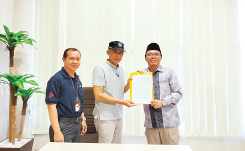 MENYERAHKAN— Sekda Pessel Mawardi Roska usai menyerahkan pendanaan Pilkada serentak tahun 2024 antara Pemkab, KPU dan Bawaslu Pessel.