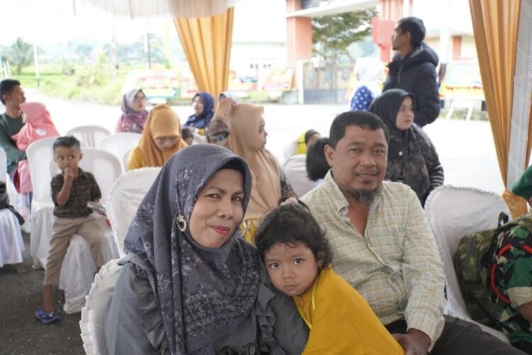 GEBYAR KREATIVITAS ANAK— Seorang ibu bersama anaknya ikut menyaksikan  gebyar Kreativitas Anak dan Pendidik PAUD,  di halaman Kantor Dinas Pendidikan Kota Padangpanjang, Kamis (5/10).