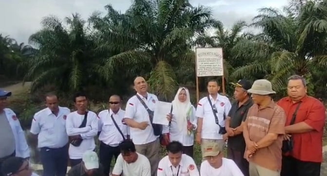 FOTO BERSAMA— Ketua Ormas DPD MAJ Sumbar, Ina Yatul Kubra bersama pengurus lain foto bersama usai diwawancarai wartawan, Minggu (22/10).