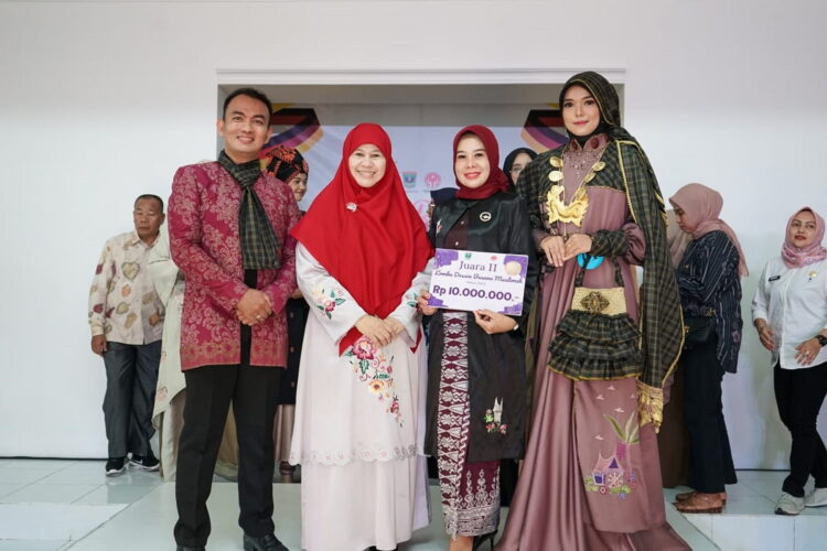 Pengrajin Solsel Raih Juara Rancang Busana Tingkat Provinsi 1 BERSAMA—Roni Vasla foto bersama dengan Wakil Ketua Harian Dekranasda Solok Selatan Ny. Fitri Syamsurizaldi dan didampingi Ketua Dekranasda Provinsi Sumatera Barat Harneli Mahyeldi.