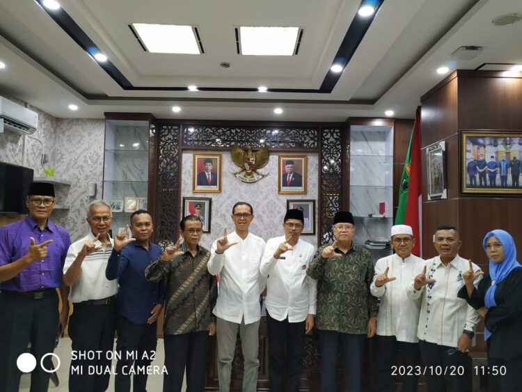 Akhir November, Pengurus PKPWL Dikukuhkan 1 FOTO BERSAMA— Para pengurus Perkumpulan Keluarga Perantau Wilayah Lengayang (PKPWL) atau Ikatan Keluarga Wilayah Lengayang (IKWAL) foto bersama.