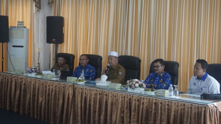 RAKOR STUNTING— Bupati Hamsuardi memberikan sambutan dalam Rapat Koordinasi (Rakor) Percepatan Penurunan Stunting dan Penghapusan Kemiskinan Ekstrem, Selasa (17/10) di Aula Rumah Dinas bupati Pasbar.