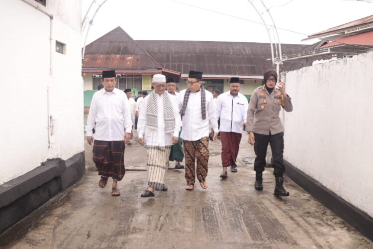 Peringatan Hari Santri, Santri Memiliki Peran Besar dalam KemerdekaanRI 1 PERINGATAN HARI SANTRI— Pj. Wali Kota Payakumbuh bersama apolres Payakumbuh AKBP Wahyuni Sri Lestari, saat menghadiri peringatan Hari Santri Nasional di Lapangan Ma’had Islami.