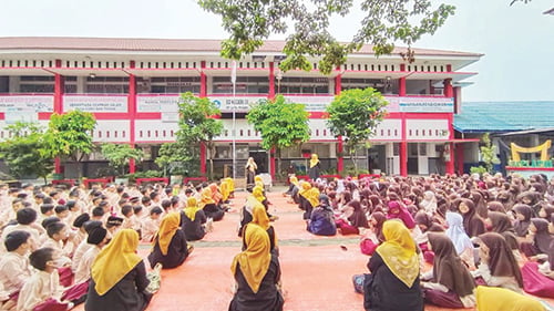 PERINGATAN MAULID— Seluruh peserta didik, majelis guru, staf dan lainnya mengikuti kegiatan peringatan Maulid Nabi Muhammad SAW di SDN 06 Kampung Lapai, Kecamatan Nanggalo, Jumat (6/10).