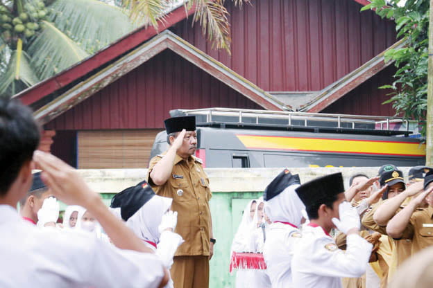 Peringatan Sumpah Pemuda ke-95, Bupati: Wadah Mengingat Perjuangan Pahlawan 1 PEMBINA UPACARA— Bupati Agam menjadi pembina upacara peringatan Sumpah Pemuda di SMP Negeri 6 Lubuk Basung yang berlokasi di Nagari Garagahan, Senin (30/10).