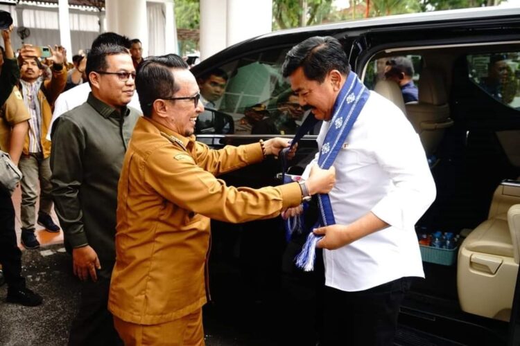 KUNJUNGAN MENTERI ATR BPN— Bupati Eka Putra menyambut kedatangan Menteri ATR BPN Hadi Tjahjanto, saat kegiatan Kabupaten Tanah Datar Luhak Nan Tuo menjadi daerah Pilot Project Pengelolaan Tanah Ulayat Masyarakat Hukum Adat.