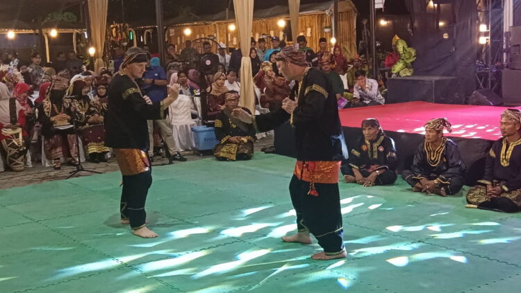 ICH Festival West Sumatera 2023 Resmi Digelar, Pesilat Inggris Pukau Gubernur dan Ketua DPRD Sumbar 1 FESTIVAL BUDAYA—Terlihat pesilat dari Birmingham Inggria tampil di hadapan Gubernur dan Ketua DPRD Sumbar dalam acara ICH Festival Budaya Takbenda.