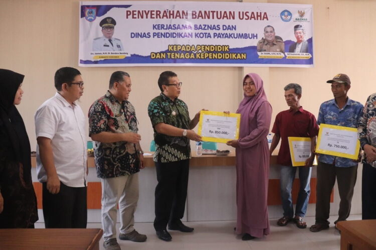 Pj Wali Kota Payakumbuh Serahkan Bantuan Usaha pada Tenaga Pendidik 1 SERAHKAN BANTUAN— Pj Wali Kota Payakumbuh Jasman menyerahkan bantuan usaha untuk para pendidik.