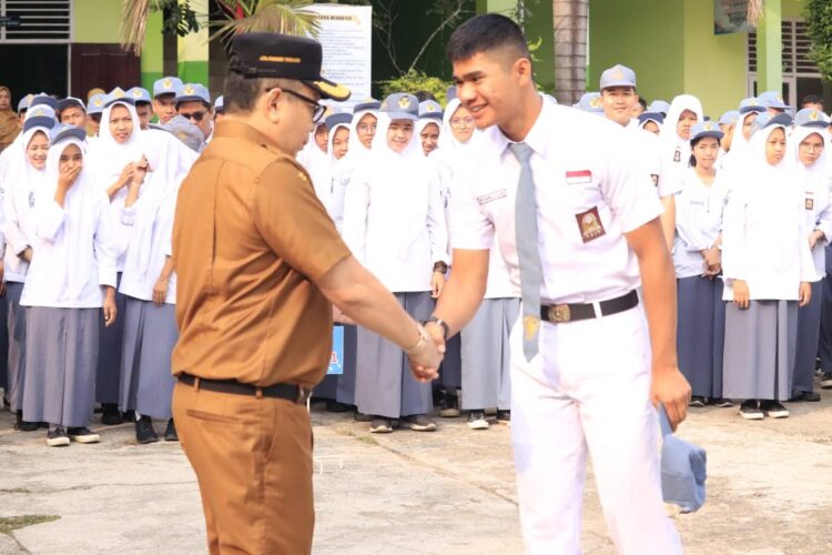 Sukseskan Pemilu 2024, Disdukcapil Jemput Bola ke Sekolah Melakukan Perekaman e-KTP 1 HADIRI—Pj Wako Payakumbuh Jasman menghadiri percepatan pelaksanaan perekaman e-KT bagi pemula di SMA Negeri 4 Payakumbuh Kelurahan Padang Tangah Balai Nan Duo, Kecamatan Payakumbuh Barat, Senin (9/10).
