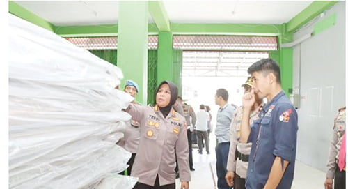 PENGECEKAN GUDANG— Kapolresta Bukittinggi, Kombes Pol Yessi Kurniati melakukan pengecekan gudang logistik KPU Bukittinggi yang berada di Pasar Atas Kota Bukittinggi didampingi Ketua KPU, Satria Putra, Rabu (25/10).
