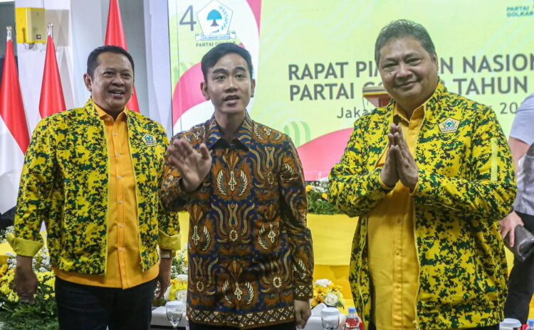 Golkar Tepis Isu Pencalonan Gibran karena Tekanan Penguasa 1 JAWAB PERTANYAAN— Cawapres KIM, Gibran Rakabuming Raka ditemani Ketua Umum Partai Golkar Airlangga Hartarto menjawab pertanyaan awak media.