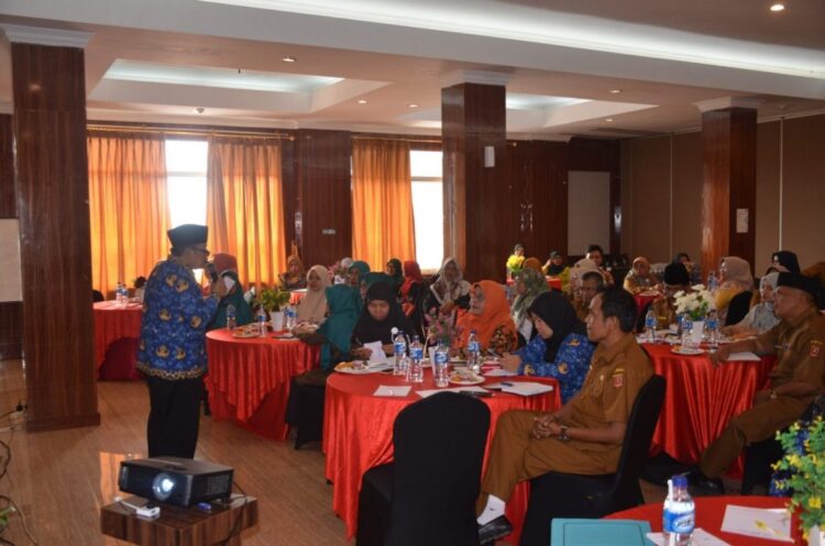 RAPAT KOORDINASI— Bupati Agam saat membuka rakor percepatan penurunan stunting angkatan ke-II, di Hotel Sakura Syariah Lubuk  Basung, Selasa (17/10).