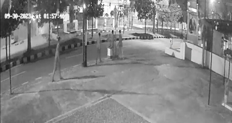 TEREKAM CCTV— Aksi perusakan pot bunga di sepanjang jalan Raden Saleh, terekam kamera CCTV. Kejadian berlangsung Sabtu (30/9) dini hari lalu.