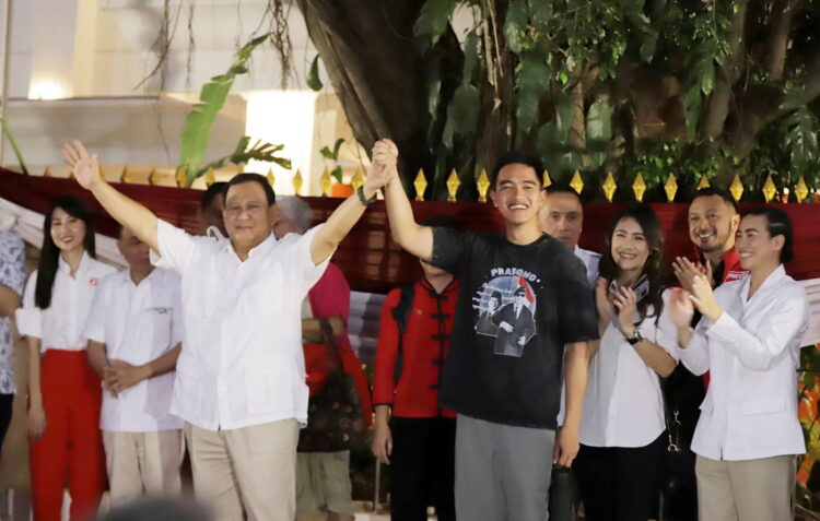 PSI Resmi Dukung Prabowo-Gibran di Pilpres 2024 1 BERGANDENGAN TANGAN— Ketua Umum Partai Gerindra Prabowo Subianto bersama Ketua Umum Partai Solidaritas Indonesia Kaesang Pangarep.