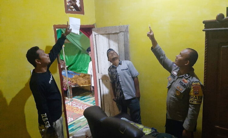 Pemuda Gangguan Jiwa Tewas Tergantung di Kamar 1 TEWAS TERGANTUNG— Polisi melakukan olah TKP penemuan pemuda yang tewas tergantung dalam kamar di Kampung Padangpanjang II, Nagari Kambang Utara, Kecamatan Lengayang.