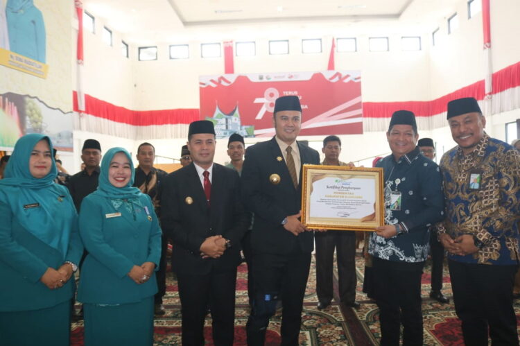 LAUNCHING—Bupati Sijunjung Benny Dwifa Yuswir didampingi Direktur Kepesertaan BPJS Ketenagakerjaan, Zainudin melaunching inovasi kebijakan bertajuk satu nagari 100 pekerja rentan.