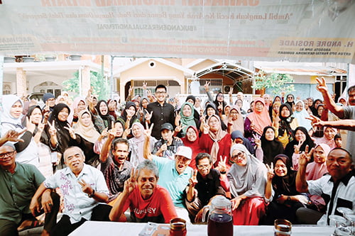 Bacaleg Gerindra DPRD Padang Rachmad Wijaya Dapat Dukungan Warga Jati Parak Salai 1 BERDIALOG— Bacaleg DPRD Padang Dapil V (Padang Timur dan Padang Selatan) Rachmad Wijaya berdialog dengan warga Jati Parak Salai, Kecamatan Padang Timur beberapa waktu lalu.