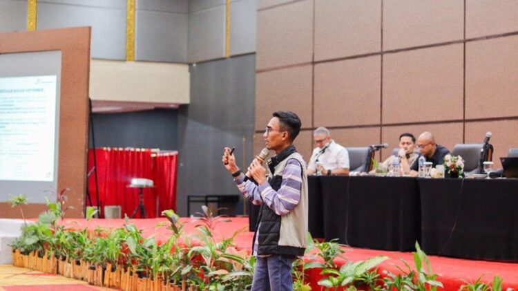 Rakor Triwulan IV Pertamina dengan Hiswana Sumbar, Penyalur Pertamina Patra Niaga harus bekerja Sesuai Aturan 1 BERIKAN MATERI— Area Manager Communication Relations Pertamina Patra Niaga Regional Sumbagut, Susanto August Satria saat menjadi pemateri dalam Rakor Rakor Triwulan IV antara Pertamina dengan Hiswana Provinsi Sumbar.