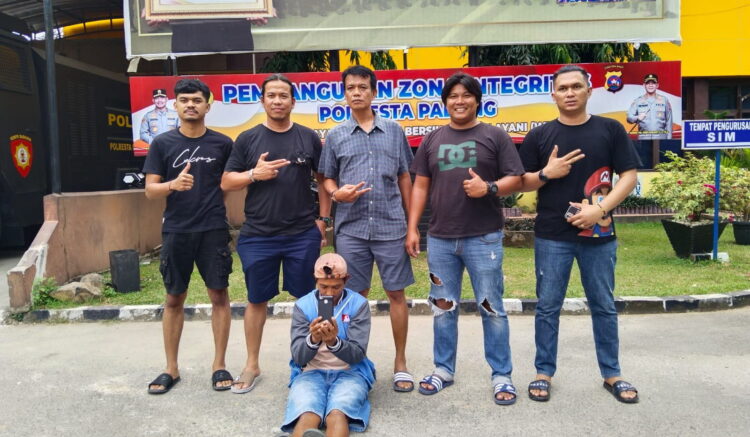 Begal Sadis, Rampas Hp dan Lecehkan Siswi SMA, Korban Diancam Ditikam jika Menolak 1 BEGAL— Pelaku O (28) yang terlibat kasus perampasan Hp dan pelecehan seksual terhadap anak di bawah ditangkap Tim Klewang Porlesta Padang.