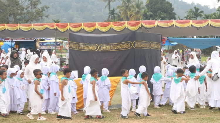 Ratusan Anak TK Ikut Manasik Haji, Bunda Paud Ingatkan Tanamkan Nilai Agama pada Anak Sejak Dini 1 MANASIK—Ratusan murid dari pendidikan Taman Kanak-Kanak (TK) se-Kecamatan Tanjung Gadang, Kabupaten Sijunjung terlihat sedang mengikuti manasik haji.