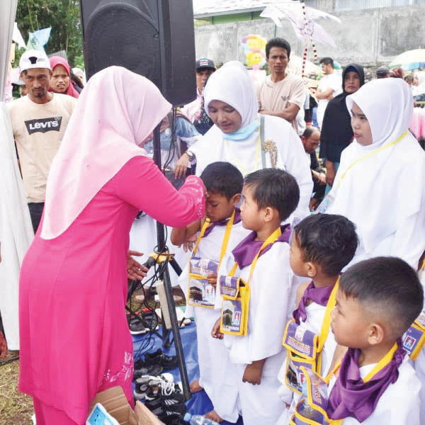 Ratusan Anak TK- PAUD di Kecamatan Canduang Ikuti Peragaan Manasik Haji 1 PERAGAAN MANASIK HAJI— Bunda Paud Kabupaten Agam, Ny Yenni Andri Warman hadiri acara peragaan manasik haji yang diikuti TK/Paud se-Kecamatan Canduang, di lapangan Bola Kaki SMAN 1 Canduang, Kamis (26/10).