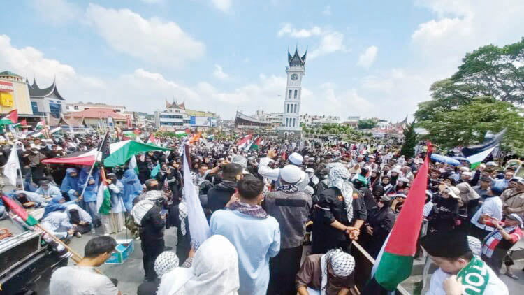 Ribuan Warga Hadiri Aksi Bela Palestina, Longmarch dari Lapangan Kantin hingga Taman Jam Gadang 1 AKSI BELA PALESTINA— Ribuan warga dari beragam latar belakang menghadiri Aksi Bela Palestina yang digelar di Kota Bukittinggi, Minggu (29/10).