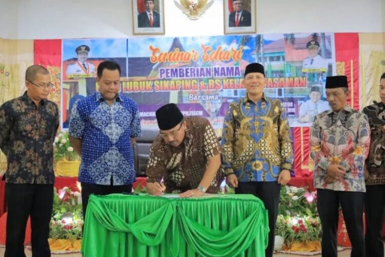 Hasil Seminar di Gedung Syamsiar Thaib, RSUD Lubuk Sikaping Berubah Nama jadi Rumkit Tuanko Imam Bonjol 1 RESMIKAN NAMA RUMAH SAKIT— Bupati Pasaman Benny Utama melakukan penandatangan saat meresmikan pergantian nama dua Rumah Sakit di Kabupaten Pasaman.