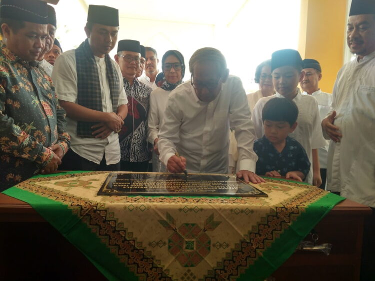 Di Kompleks Masjid Muhammad Hatta, Rumah Tahfidz Quran Sulaiman Diresmikan 1 PERESMIAN— Ir.H Rafly AS, disaksikan Ferizal Ridwan, Ketua DPRD Deni Asra serta sejumlah tokoh Limapuluh Kota saat peresmian Rumah Tahfidz Quran Sulaiman.