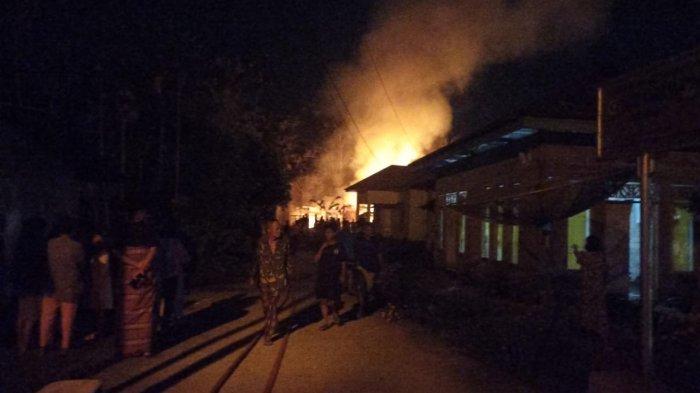 KEBAKARAN—Warga berkeluaran dari rumahnya saat kebakaran meludeskan satu unit SD Islam Terpadu di Nagari Painan Timur, Kecamatan IV Jurai, Kabupaten Pessel.