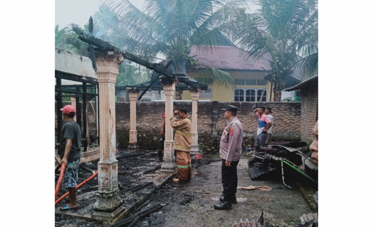 Usai Bertengkar dengan Istri, Menantu Diduga Bakar Rumah Mertua 1 KEBAKARAN— Kondisi rumah yang diduga dibakar di Korong Bayur, Nagari Pauh Kamba, Kecamatan Nan Sabaris, Kabupaten Padangpariaman.