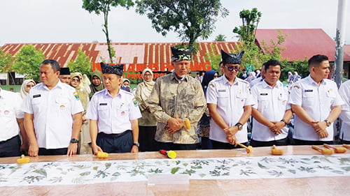 Implementasikan P5, SMAN 15 Hasilkan Batik Ecoprint 1 PRODUK RAMAH LINGKUNGAN— Gubernur Sumbar Mahyeldi menyaksikan produk ramah lingkungan yang berhasil dibuat SMA 15 Padang, yakni batik ecoprint.