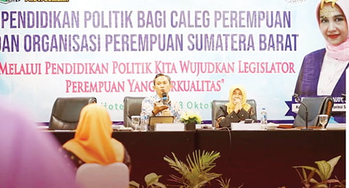 SOSIALISASI— KPU Provinsi Sumatera Barat dalam kegiatan sosialisasi dan pendidikan pemilih yang diselenggarakan (BKOW) Provinsi Sumatera Barat, di Hotel Truntum Kota Padang, Kamis (19/10).