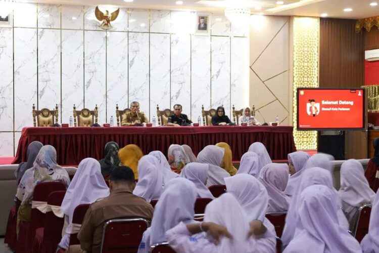 SOSIALISASI—Pj Walikota  Roberia  saat sosialisasi program Saga Saja.