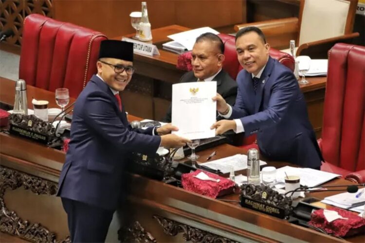 SERAHKAN DOKUMEN— Menteri PANRB Abdullah Azwar Anas bersama Wakil Ketua DPR RI Sufmi Dasco Ahmad usai pengesahan Undang-Undang tentang Aparatur Sipil Negara (ASN).