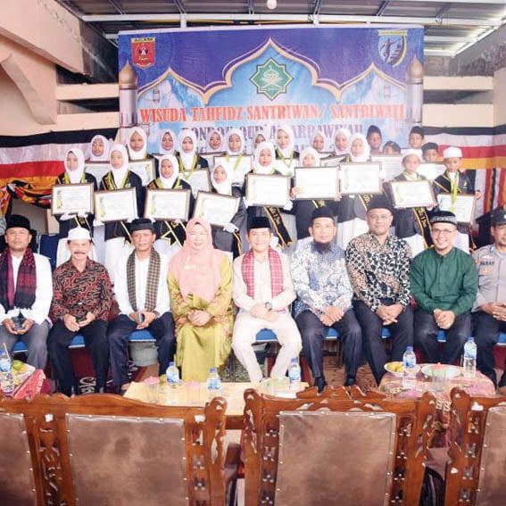 Santri Pondok Quran Arrawiyah Padang Tongga Diwisuda 1 WISUDA TAHFIZ— Bupati Agam diwakili Asisten III Setda Agam, Andrinaldi hadiri wisuda tahfiz santriwan/santriwati Pondok Qur’an Arrawiyah, Jorong Padang Tongga, Nagari Manggopoh, Kecamatan Lubuk Basung, Minggu (29/10).