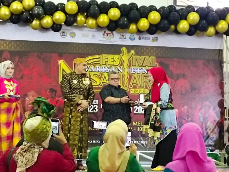 Sastri Bakry Bawa Pulang Anugerah Pelestari Adat dan Budaya Nusantara dari Malaysia 1 ANUGERAH— Sastri Bakry Bawa Pulang Anugrah Pelestari Adat dan Budaya Nusantara dari Malaysia.