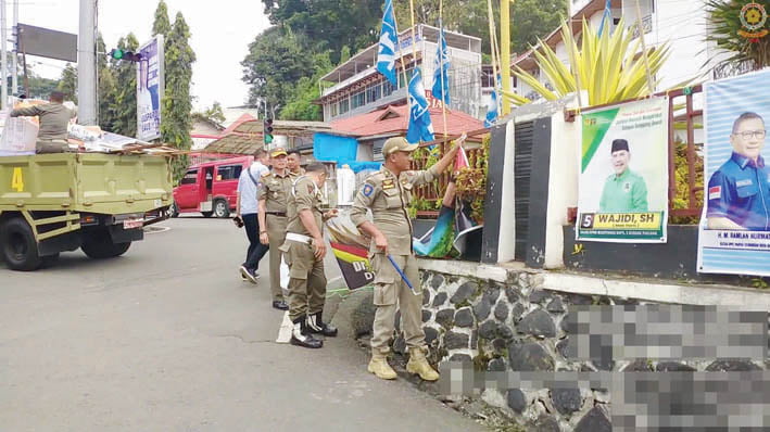 PENERTIBAN BALIHO— Satpol PP Kota Bukittinggi, menertibkan sejumlah baliho dan spanduk sosialisasi bacaleg yang dipasang di fasilitas umum. Penertiban dimulai hari Selasa (24/10) hingga beberapa hari kedepan.