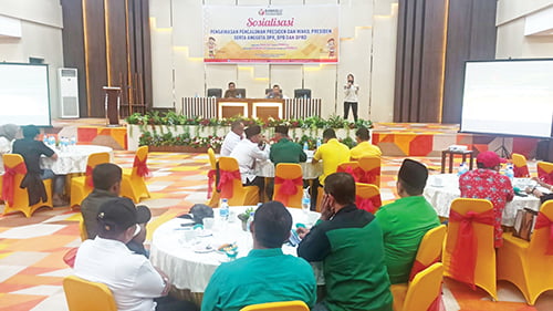 Banyak APK di Lokasi Terlarang, Dewi Novita: Tidak Sesuai Aturan akan Kita Tertibkan 1 NARASUMBER— Sekretaris Pol PP Kota Payakumbuh, Dewi Novita saat menjadi narasumber dalam kegiatan sosialisasi yang digelar Bawaslu Kota Payakumbuh, Selasa (10/10).