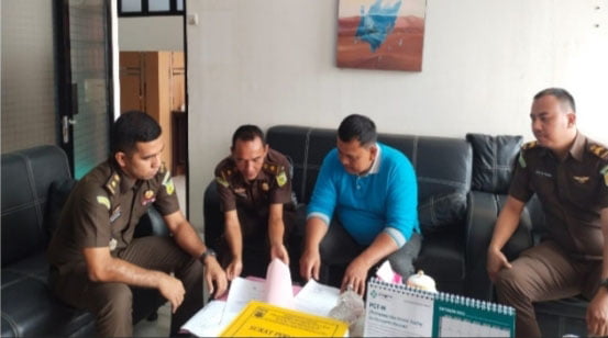 Eks Kepala Jorong Terpidana Korupsi Lahan Tol Dijebloskan ke Penjara, Dihukum 6 Tahun Penjara dan Bayar Uang Pengganti Rp 3,4 Miliar 1 DIEKSEKUSIā Tim Kejaksaan Negeri Pariaman mengeksekusi terpidana Syafrizal Amin ke Lapas Pariaman untuk menjalani hukuman.