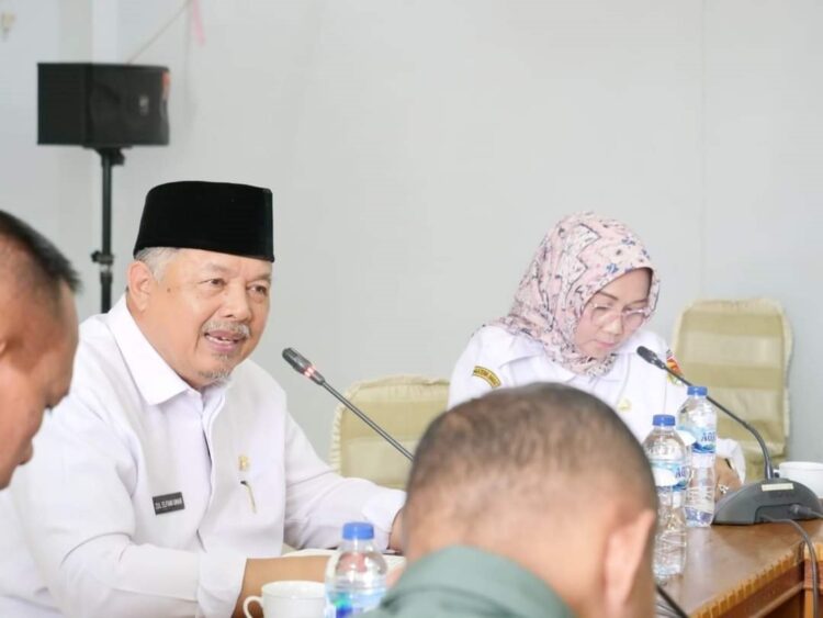 PIMPIN RAPAT—Wako Solok Zul Elfian saat memimpin rapat koordinasi yang berlangsung kemarin.
