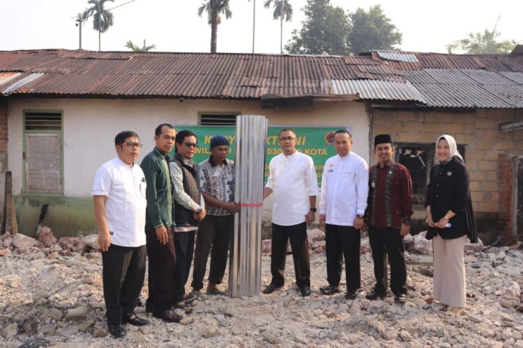 Korban Kebakaran di Tanjung Pauh Dibantu 4 Kodi Seng 1 BANTUAN BAZNAS— Sekda Payakumbuh Rida Ananda, menyerahkan bantuan dari Baznas kepada korban kebakaran didampingi Ketua Baznas Edi Kusmana, Kadis Sosial Irwan Suwnadi, Camat Payakumbuh Barat, Ul Fakhri.