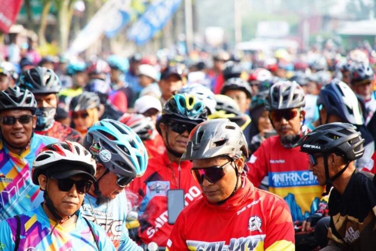GOWES— Ribuan peserta pesepeda mengikuti Gowes Luhak Nan Tuo 2, di Batusangkar, Minggu (15/10) pagi.