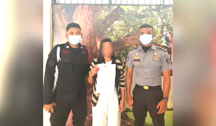 Modus Besuk Suami, Mama Muda Kepergok Selundupkan Alat isap Sabu ke Penjara 1 SELUNDUPKAN— Petugas Rutan Kelas II B Padang mengamankan wanita yang nekat menyelundupkan alat isap sabu saat membesuk suaminya yang dipenjara.